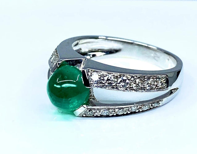 Bague 52 Bague en or blanc 18 carats avec émeraude cabochon et diamants 58 Facettes AB250