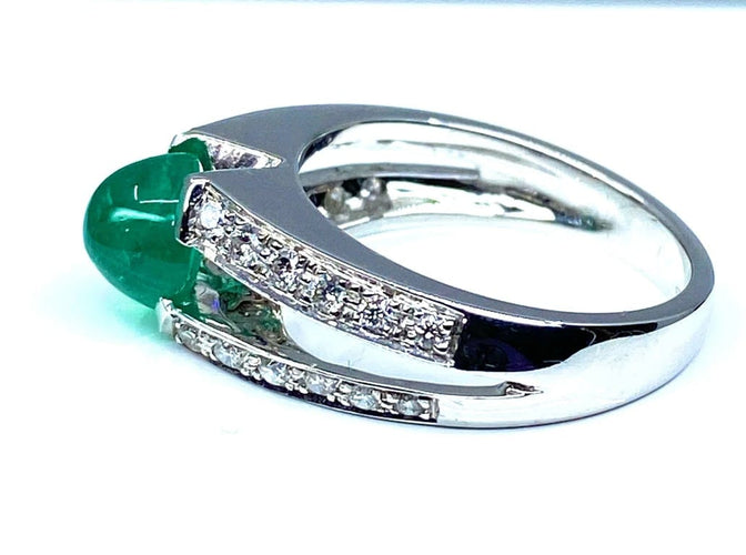 Bague 52 Bague en or blanc 18 carats avec émeraude cabochon et diamants 58 Facettes AB250