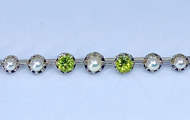 Broche Broche barrette en or 18 carats et platine, perles et péridots 58 Facettes AB275