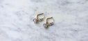 Boucles d'oreilles Art Déco - Boucles d'oreilles dormeuses en or jaune et platine diamants 58 Facettes