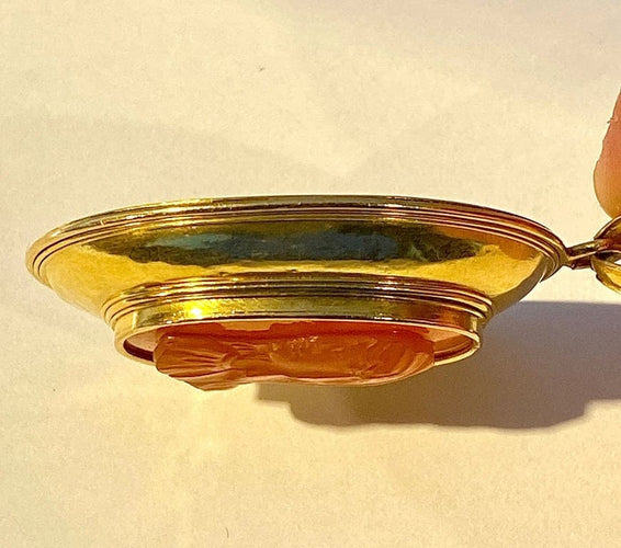 Pendentif Pendentif camée en cornaline en or jaune 18 carats 58 Facettes AB284