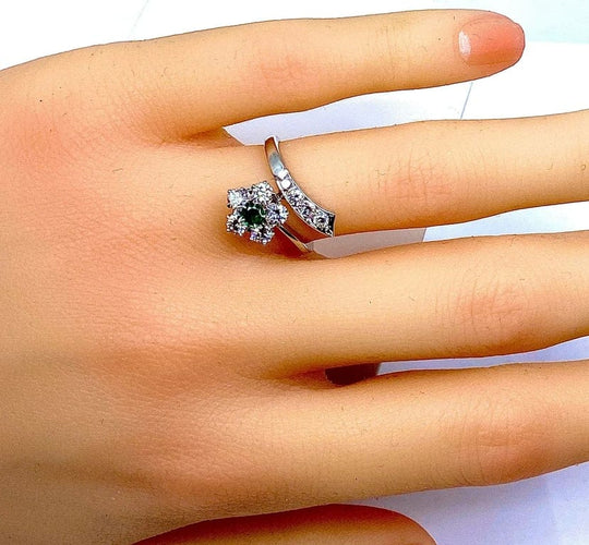 Bague 48 Bague fleur en or blanc 18 carats avec émeraude et diamants 58 Facettes AB294