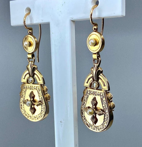 Boucles d'oreilles Boucles d’oreilles pendantes en or jaune 18 carats et perles fines 58 Facettes AB300