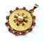 Pendentif Pendentif porte-photo en or jaune 18 carats, perle de culture et pierres rouges 58 Facettes AB307
