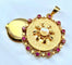 Pendentif Pendentif porte-photo en or jaune 18 carats, perle de culture et pierres rouges 58 Facettes AB307