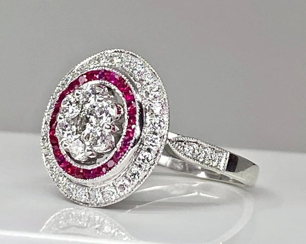 Bague 57 Bague marguerite en or blanc 18 carats, diamants et rubis 58 Facettes AB308