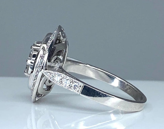 Bague 57 Bague marguerite en or blanc 18 carats, diamants et rubis 58 Facettes AB308