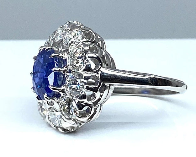 Bague 57 Bague marguerite en or blanc 18 carats et platine, saphir et diamants 58 Facettes AB347