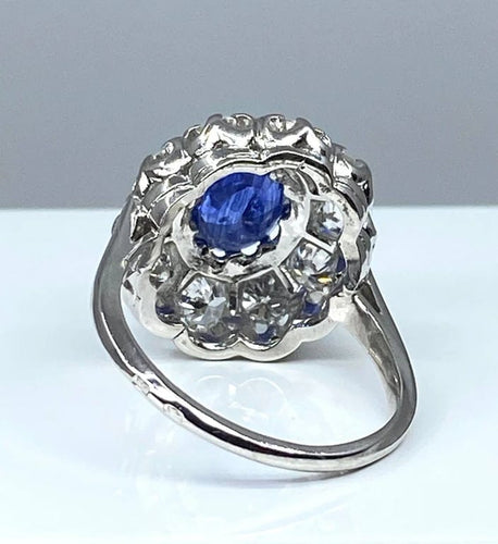 Bague 57 Bague marguerite en or blanc 18 carats et platine, saphir et diamants 58 Facettes AB347