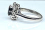 Bague 46 Bague marguerite en or blanc 18 carats au saphir et diamants 58 Facettes AB361