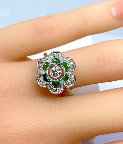 Bague 54 Bague en or blanc 18 carats avec émeraudes et diamants 58 Facettes AB379