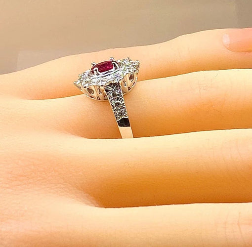 Bague 51 Bague marguerite en or blanc 18 carats avec rubis et diamants 58 Facettes AB413