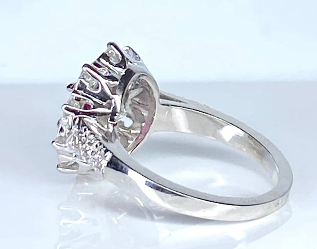 Bague 51 Bague marguerite en or blanc 18 carats avec rubis et diamants 58 Facettes AB413
