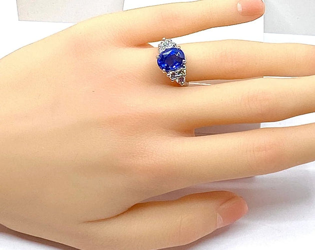Bague 50 Bague en or blanc 18 carats avec saphir birman 5,32 ct et diamants 58 Facettes AB416