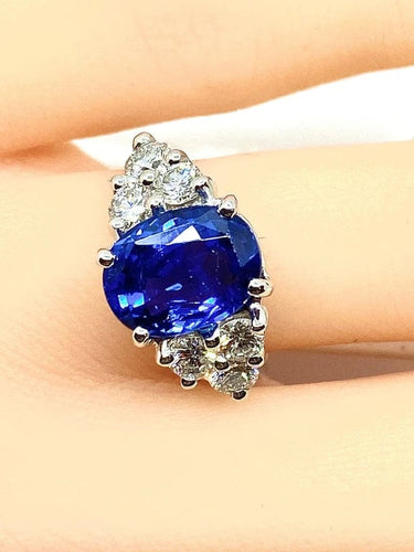 Bague 50 Bague en or blanc 18 carats avec saphir birman 5,32 ct et diamants 58 Facettes AB416