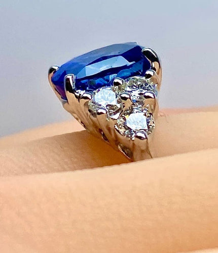 Bague 50 Bague en or blanc 18 carats avec saphir birman 5,32 ct et diamants 58 Facettes AB416