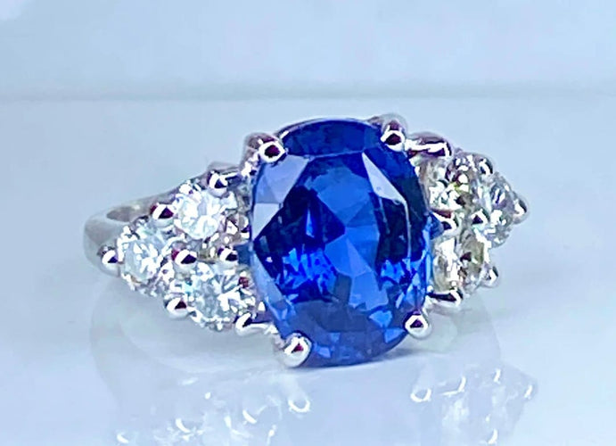 Bague 50 Bague en or blanc 18 carats avec saphir birman 5,32 ct et diamants 58 Facettes AB416