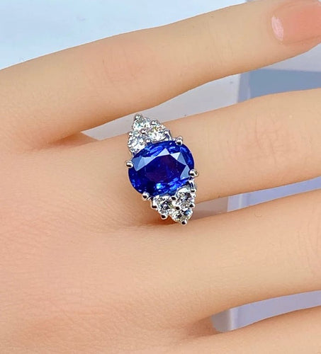 Bague 50 Bague en or blanc 18 carats avec saphir birman 5,32 ct et diamants 58 Facettes AB416