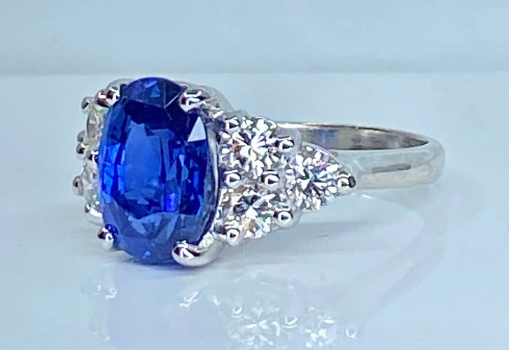 Bague 50 Bague en or blanc 18 carats avec saphir birman 5,32 ct et diamants 58 Facettes AB416