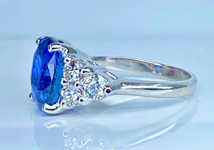 Bague 50 Bague en or blanc 18 carats avec saphir birman 5,32 ct et diamants 58 Facettes AB416