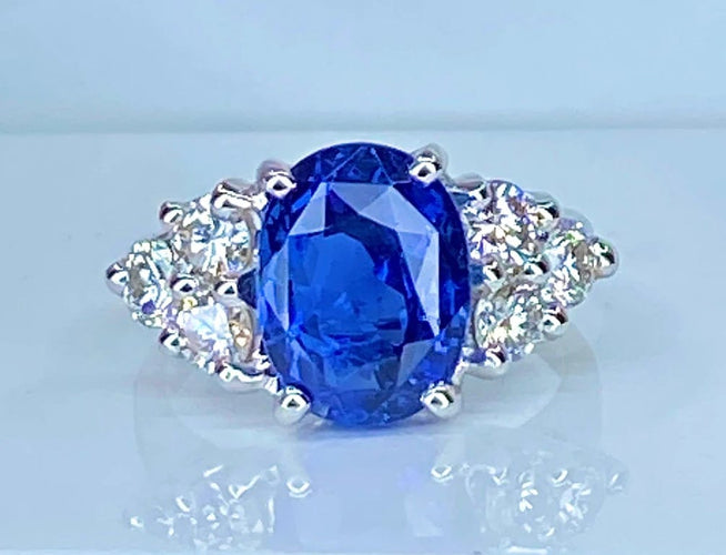 Bague 50 Bague en or blanc 18 carats avec saphir birman 5,32 ct et diamants 58 Facettes AB416