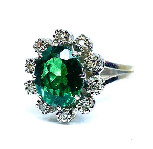 Bague 48 Bague en or blanc avec pierre verte et 10 diamants 58 Facettes AB426
