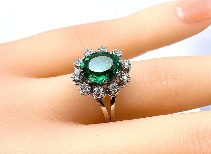 Bague 48 Bague en or blanc avec pierre verte et 10 diamants 58 Facettes AB426