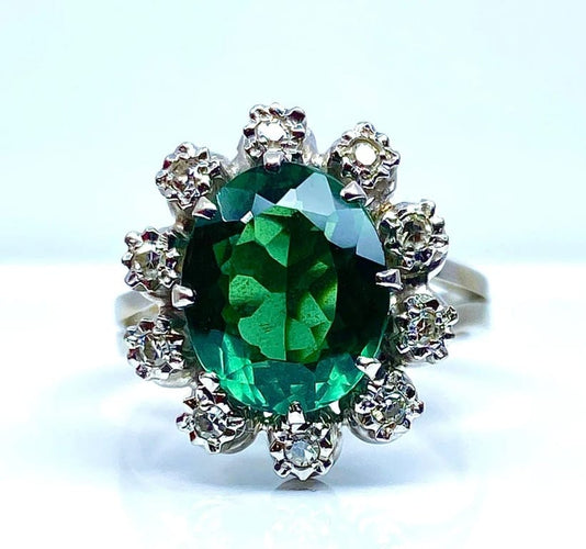 Bague 48 Bague en or blanc avec pierre verte et 10 diamants 58 Facettes AB426
