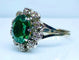 Bague 48 Bague en or blanc avec pierre verte et 10 diamants 58 Facettes AB426