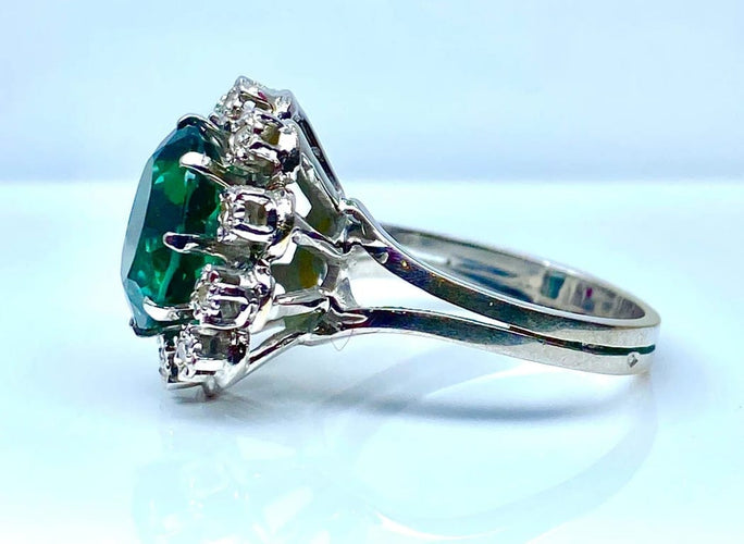 Bague 48 Bague en or blanc avec pierre verte et 10 diamants 58 Facettes AB426