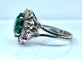 Bague 48 Bague en or blanc avec pierre verte et 10 diamants 58 Facettes AB426