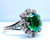 Bague 48 Bague en or blanc avec pierre verte et 10 diamants 58 Facettes AB426