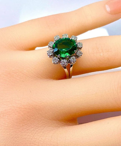 Bague 48 Bague en or blanc avec pierre verte et 10 diamants 58 Facettes AB426