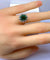Bague 48 Bague en or blanc avec pierre verte et 10 diamants 58 Facettes AB426