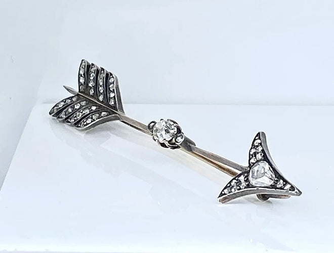 Broche Broche flèche en or jaune 18 carats et argent, diamants 58 Facettes AB441