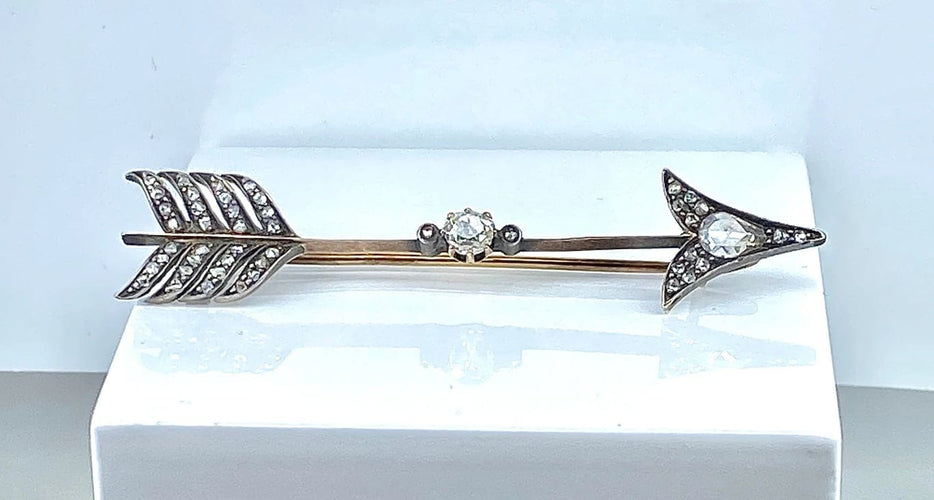 Broche Broche flèche en or jaune 18 carats et argent, diamants 58 Facettes AB441