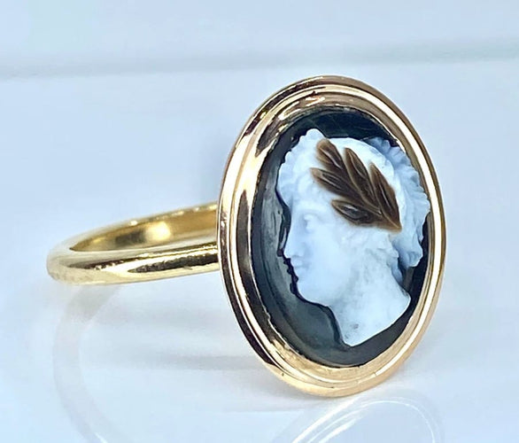 Bague 54 Bague en or jaune 18 carats avec camée en onyx, vers 1880 58 Facettes AB446