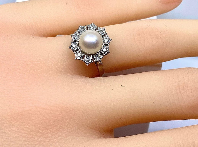 Bague 49 Bague marguerite en or blanc 18 carats et platine, perle et diamants 58 Facettes AB456