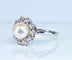 Bague 49 Bague marguerite en or blanc 18 carats et platine, perle et diamants 58 Facettes AB456