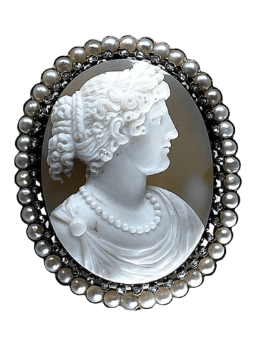 Broche Broche camée Caroline Murat - Broche en or jaune 18 carats, agate, perles et diamants 58 Facettes AB472