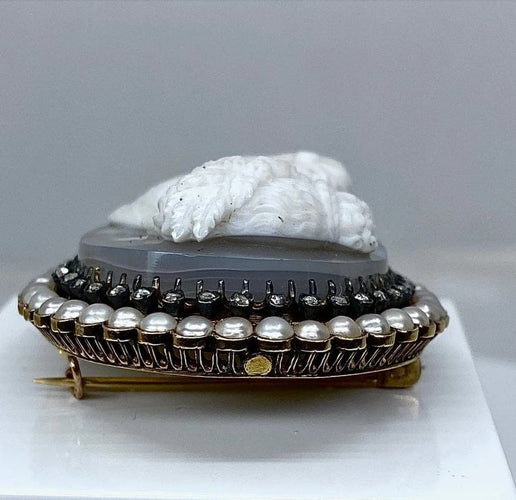 Broche Broche camée Caroline Murat - Broche en or jaune 18 carats, agate, perles et diamants 58 Facettes AB472
