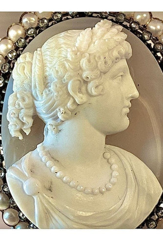 Broche Broche camée Caroline Murat - Broche en or jaune 18 carats, agate, perles et diamants 58 Facettes AB472