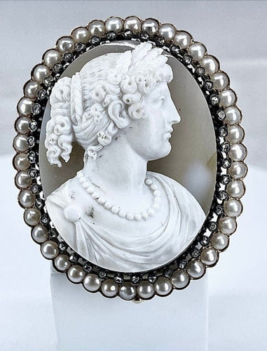 Broche Broche camée Caroline Murat - Broche en or jaune 18 carats, agate, perles et diamants 58 Facettes AB472