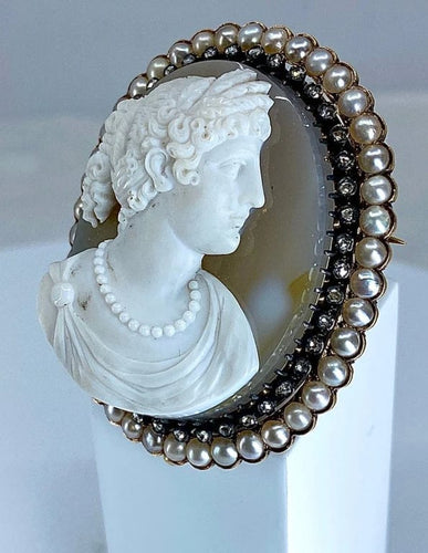 Broche Broche camée Caroline Murat - Broche en or jaune 18 carats, agate, perles et diamants 58 Facettes AB472