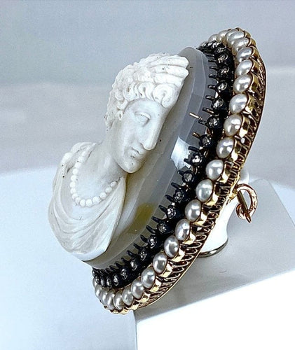 Broche Broche camée Caroline Murat - Broche en or jaune 18 carats, agate, perles et diamants 58 Facettes AB472