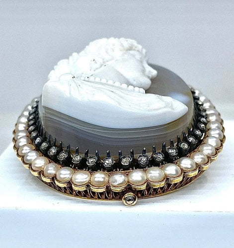 Broche Broche camée Caroline Murat - Broche en or jaune 18 carats, agate, perles et diamants 58 Facettes AB472