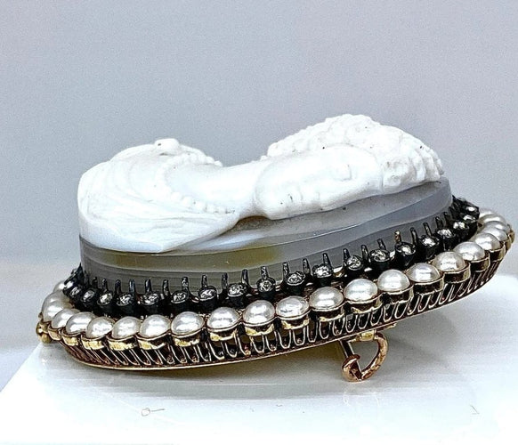 Broche Broche camée Caroline Murat - Broche en or jaune 18 carats, agate, perles et diamants 58 Facettes AB472