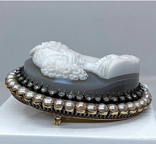 Broche Broche camée Caroline Murat - Broche en or jaune 18 carats, agate, perles et diamants 58 Facettes AB472