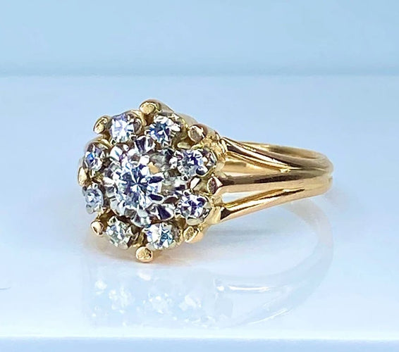 Bague 51 Bague marguerite en or jaune 18 carats et diamants, vers 1960 58 Facettes AB498