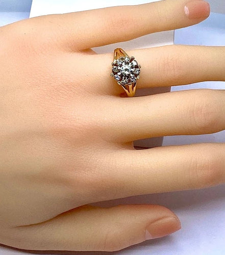 Bague 51 Bague marguerite en or jaune 18 carats et diamants, vers 1960 58 Facettes AB498